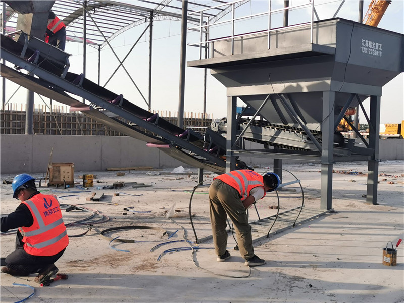 錫寶重工員工們冒著高溫在江蘇淮安客戶現(xiàn)場(chǎng)進(jìn)行設(shè)備安裝(圖2) 錫寶重工員工們冒著高溫在江蘇淮安客戶現(xiàn)場(chǎng)進(jìn)行設(shè)備安裝(圖2)