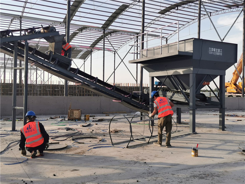 錫寶重工員工們冒著高溫在江蘇淮安客戶現(xiàn)場(chǎng)進(jìn)行設(shè)備安裝(圖6) 錫寶重工員工們冒著高溫在江蘇淮安客戶現(xiàn)場(chǎng)進(jìn)行設(shè)備安裝(圖6)