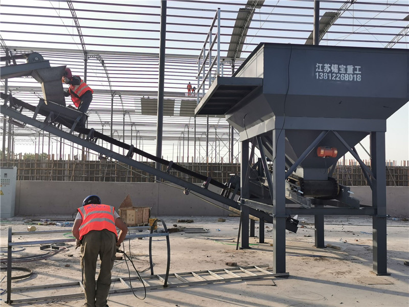 錫寶重工員工們冒著高溫在江蘇淮安客戶現(xiàn)場(chǎng)進(jìn)行設(shè)備安裝(圖7) 錫寶重工員工們冒著高溫在江蘇淮安客戶現(xiàn)場(chǎng)進(jìn)行設(shè)備安裝(圖7)