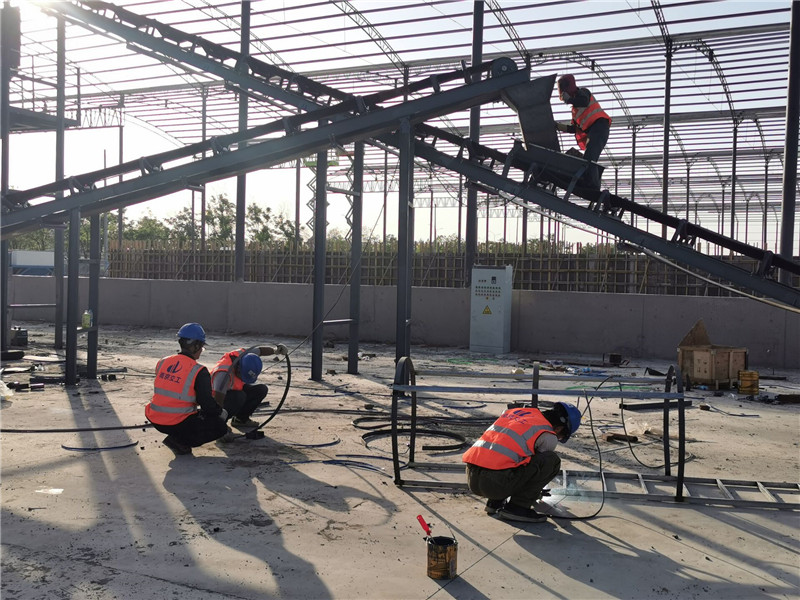 錫寶重工員工們冒著高溫在江蘇淮安客戶現(xiàn)場(chǎng)進(jìn)行設(shè)備安裝(圖5) 錫寶重工員工們冒著高溫在江蘇淮安客戶現(xiàn)場(chǎng)進(jìn)行設(shè)備安裝(圖5)